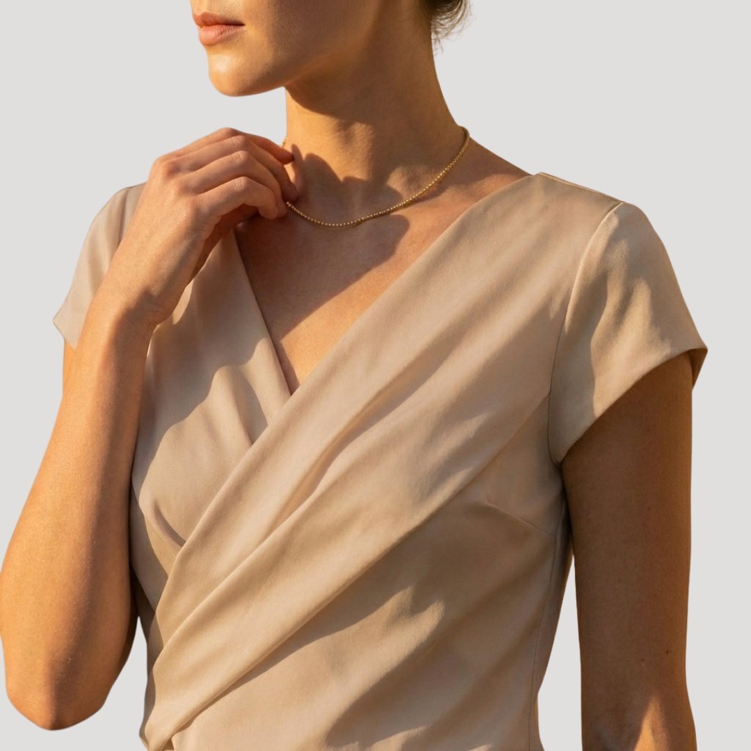 Blusa cruzada drapeada con cuello en V y manga corta para mujer
