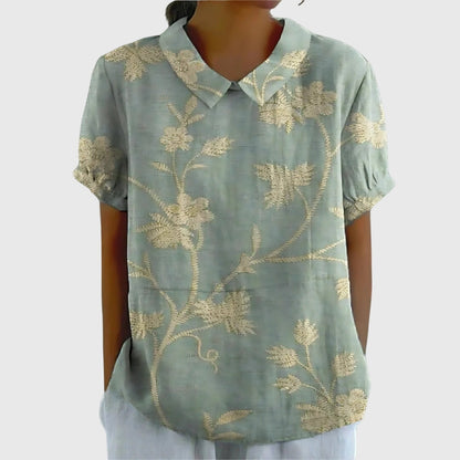 Blusa de manga corta para mujer con detalle floral en el cuello