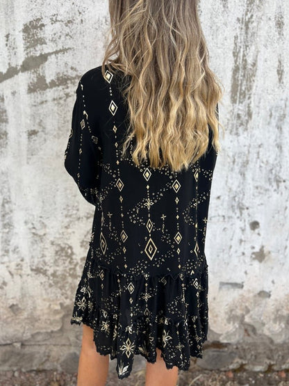 Vestido Bohemio Escalonado con Mangas Anchas y Detalles Dorados para Mujer