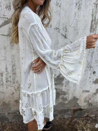 Vestido Bohemio Escalonado con Mangas Anchas y Detalles Dorados para Mujer
