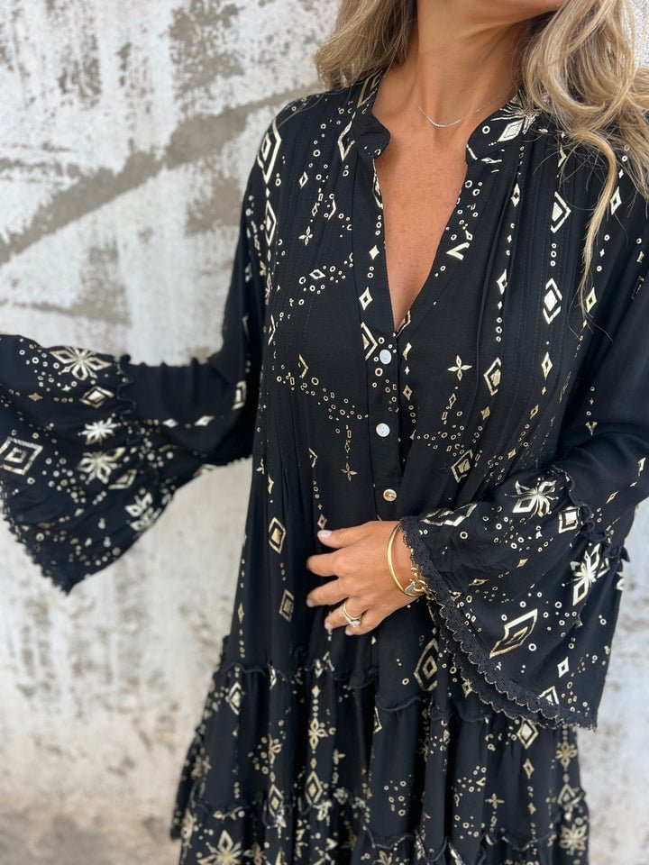Vestido Bohemio Escalonado con Mangas Anchas y Detalles Dorados para Mujer