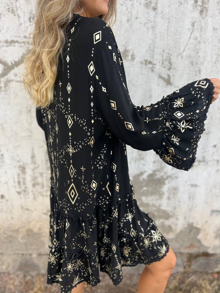 Vestido Bohemio Escalonado con Mangas Anchas y Detalles Dorados para Mujer