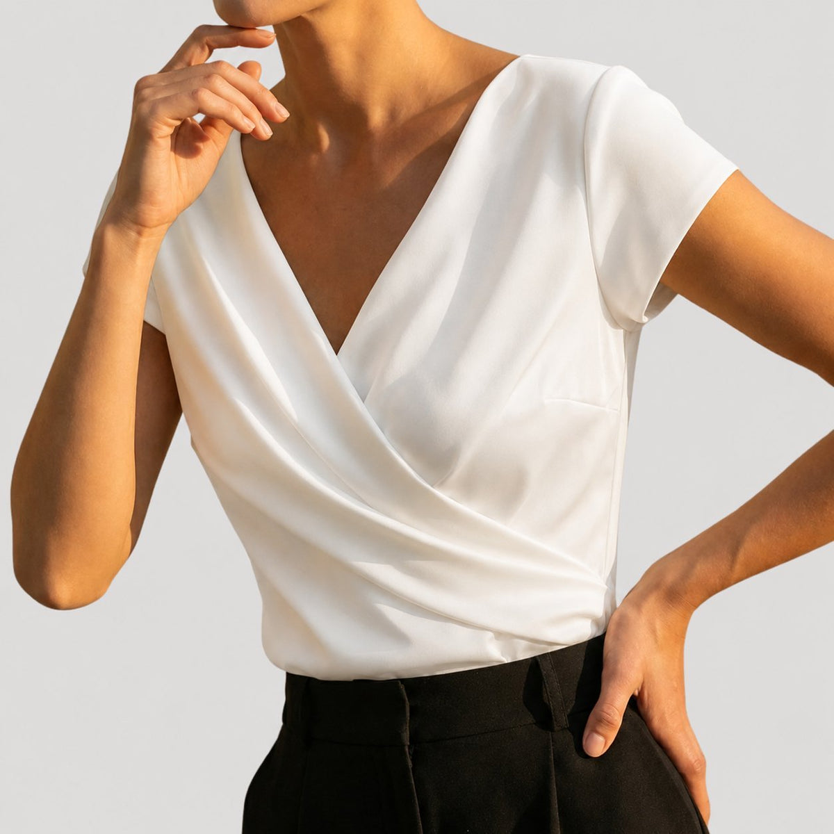 Blusa cruzada drapeada con cuello en V y manga corta para mujer