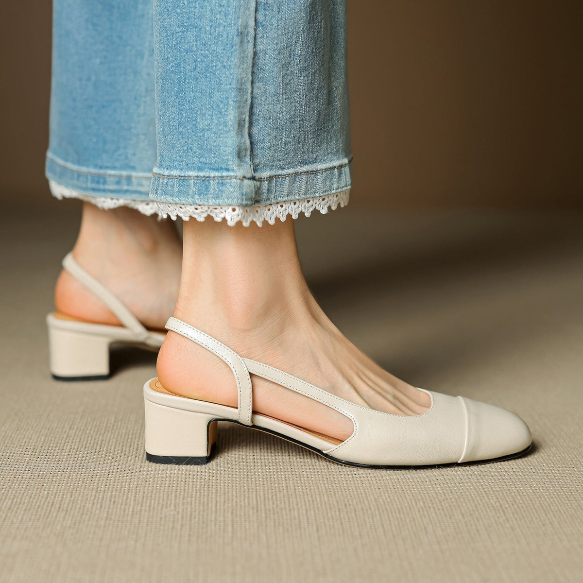 Zapatos de tacón en bloque destalonados de cuero para mujer con punta almendrada