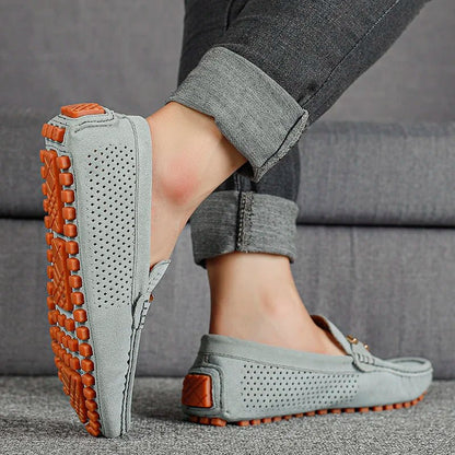 Mocasines Slip-On Perforados de Gamuza para Hombre