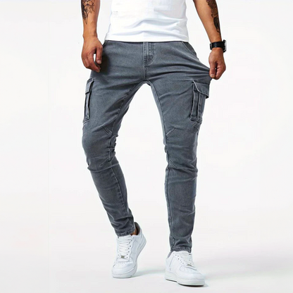 Pantalón cargo corte slim con múltiples bolsillos para hombre