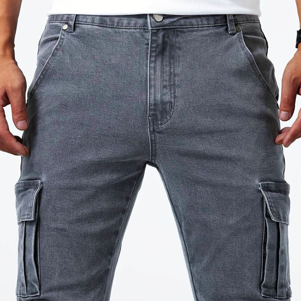 Pantalón cargo corte slim con múltiples bolsillos para hombre