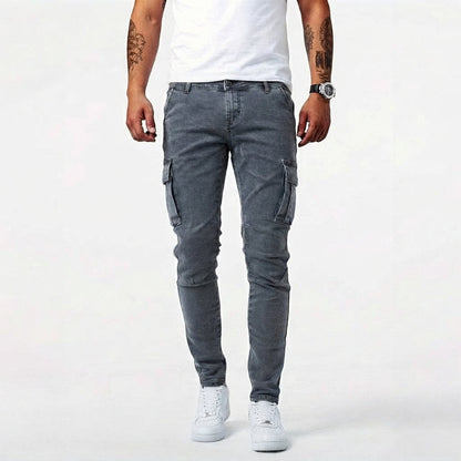 Pantalón cargo corte slim con múltiples bolsillos para hombre